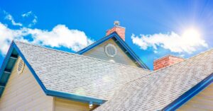 Casas modernas com telhado aparente: descubra como esse estilo inovador está revolucionando o design residencial com elegância e funcionalidade.