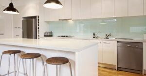 Descubra como uma cozinha planejada com ilha pode otimizar o espaço, combinar funcionalidade e estilo, criando um ambiente moderno e organizado.