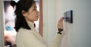 Interruptor inteligente Intelbras controlando luzes remotamente, trazendo praticidade e economia para sua casa com tecnologia de automação residencial.