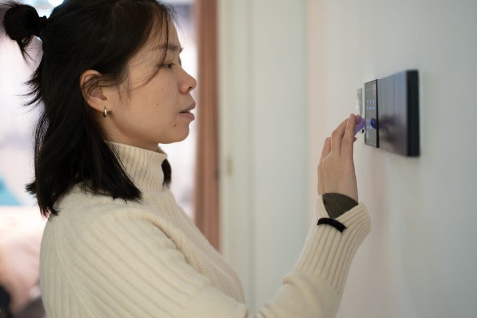 Interruptor inteligente Intelbras controlando luzes remotamente, trazendo praticidade e economia para sua casa com tecnologia de automação residencial.