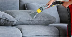 Lavagem de sofá: descubra 5 técnicas infalíveis para restaurar a beleza e prolongar a durabilidade do seu estofado.