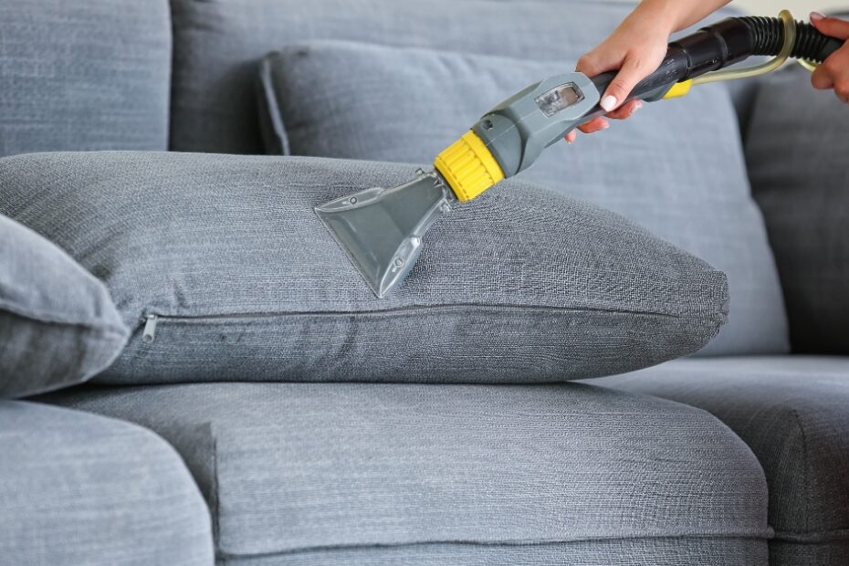 Lavagem de sofá: descubra 5 técnicas infalíveis para restaurar a beleza e prolongar a durabilidade do seu estofado.
