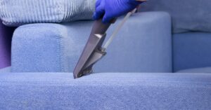 Lavagem de sofá a seco: descubra como essa técnica rápida e eficaz renova seu estofado, removendo sujeiras e manchas sem danificar o tecido.