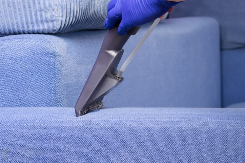 Lavagem de sofá a seco: descubra como essa técnica rápida e eficaz renova seu estofado, removendo sujeiras e manchas sem danificar o tecido.