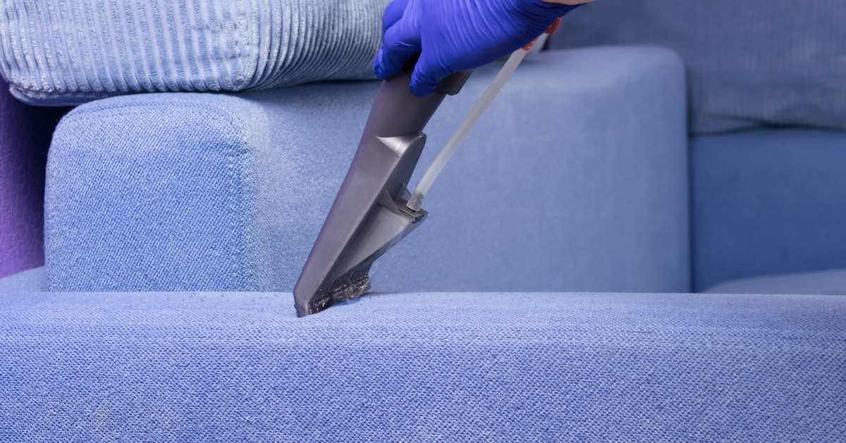 Lavagem de sofá a seco: descubra como essa técnica rápida e eficaz renova seu estofado, removendo sujeiras e manchas sem danificar o tecido.