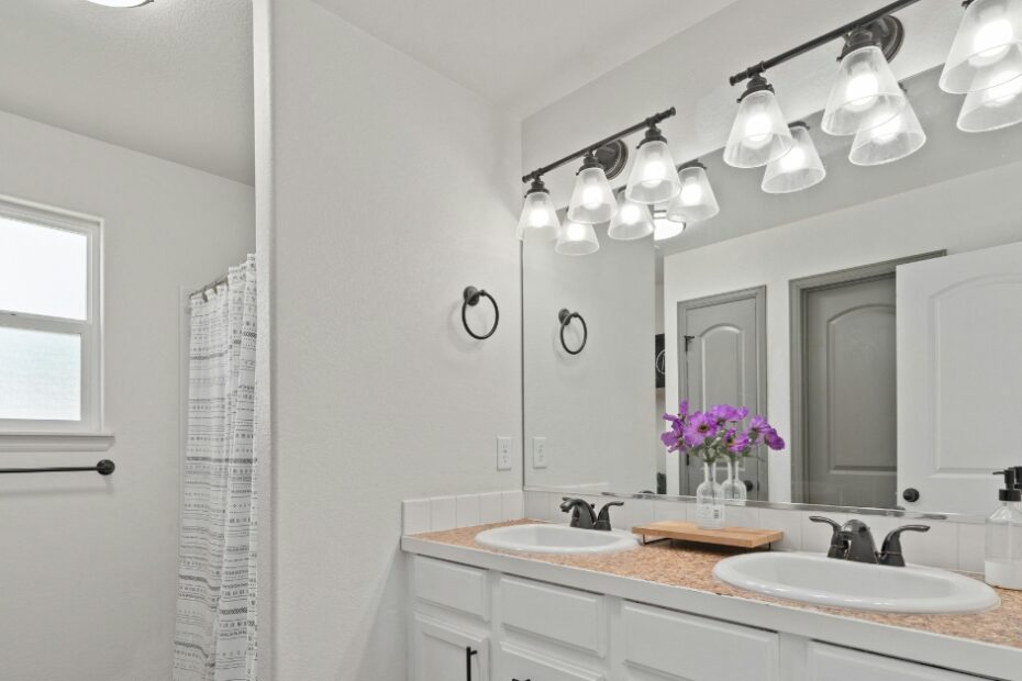 Luminária para banheiro: como escolher a iluminação ideal para transformar seu espaço com estilo e funcionalidade.