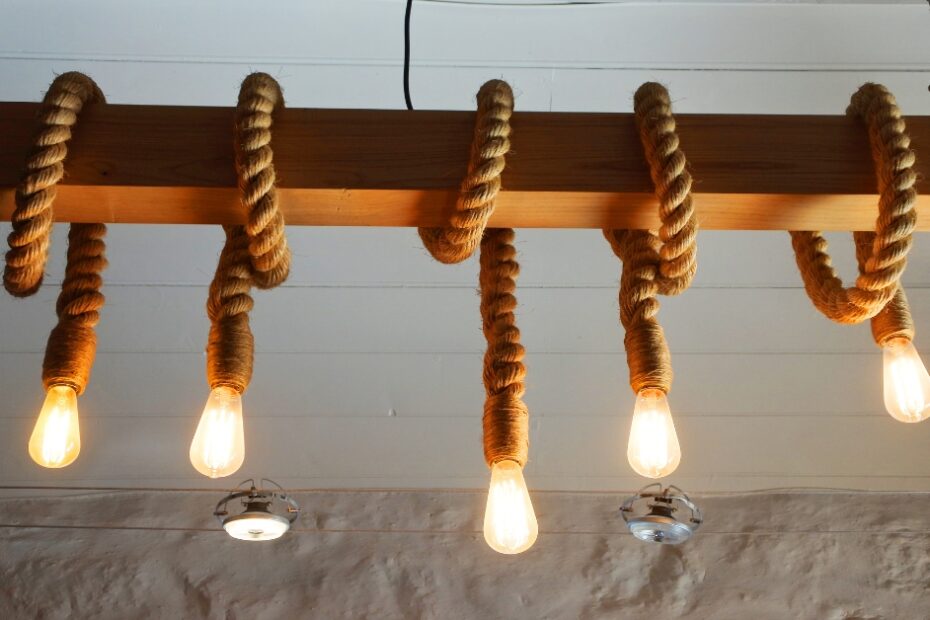 Transforme sua casa com a luminária de corda, trazendo versatilidade e estilo a cada ambiente, com uma iluminação suave e aconchegante.