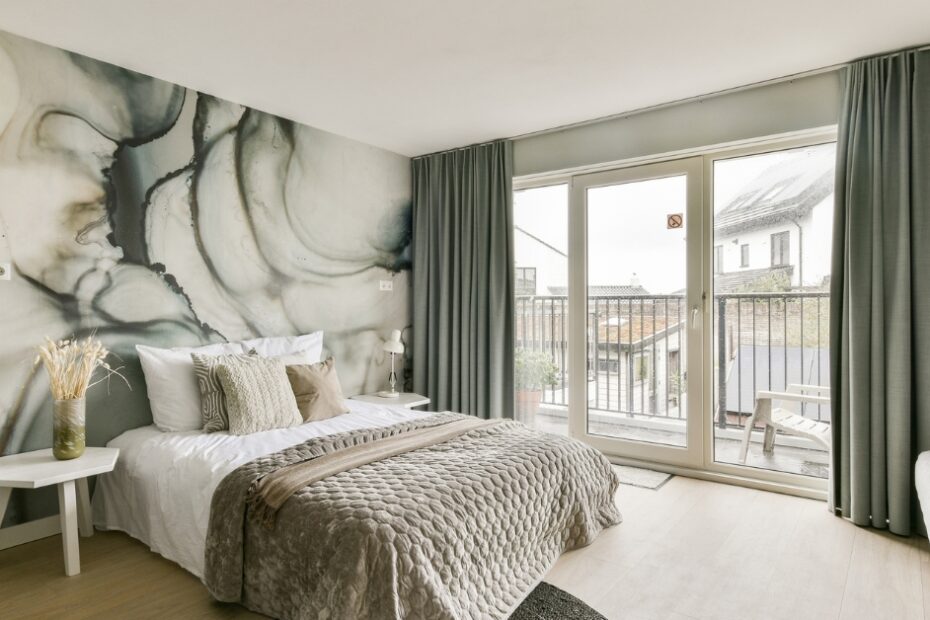 Papel de parede para o quarto do casal, criando um ambiente acolhedor e elegante, com dicas sobre escolha de estilos, cores e padrões para decorar com personalidade.