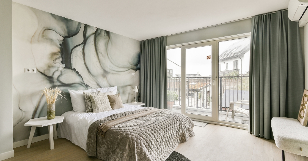 Papel de parede para o quarto do casal, criando um ambiente acolhedor e elegante, com dicas sobre escolha de estilos, cores e padrões para decorar com personalidade.