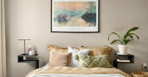 Descubra como escolher quadros para cabeceira de quarto de casal, criando um ambiente elegante e acolhedor com dicas sobre estilos, cores e posicionamento.