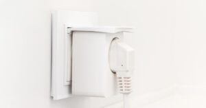 Tomada inteligente Alexa controla aparelhos via comando de voz, oferecendo praticidade e economia de energia para sua casa com integração de dispositivos.