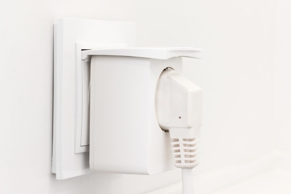 Tomada inteligente Alexa controla aparelhos via comando de voz, oferecendo praticidade e economia de energia para sua casa com integração de dispositivos.