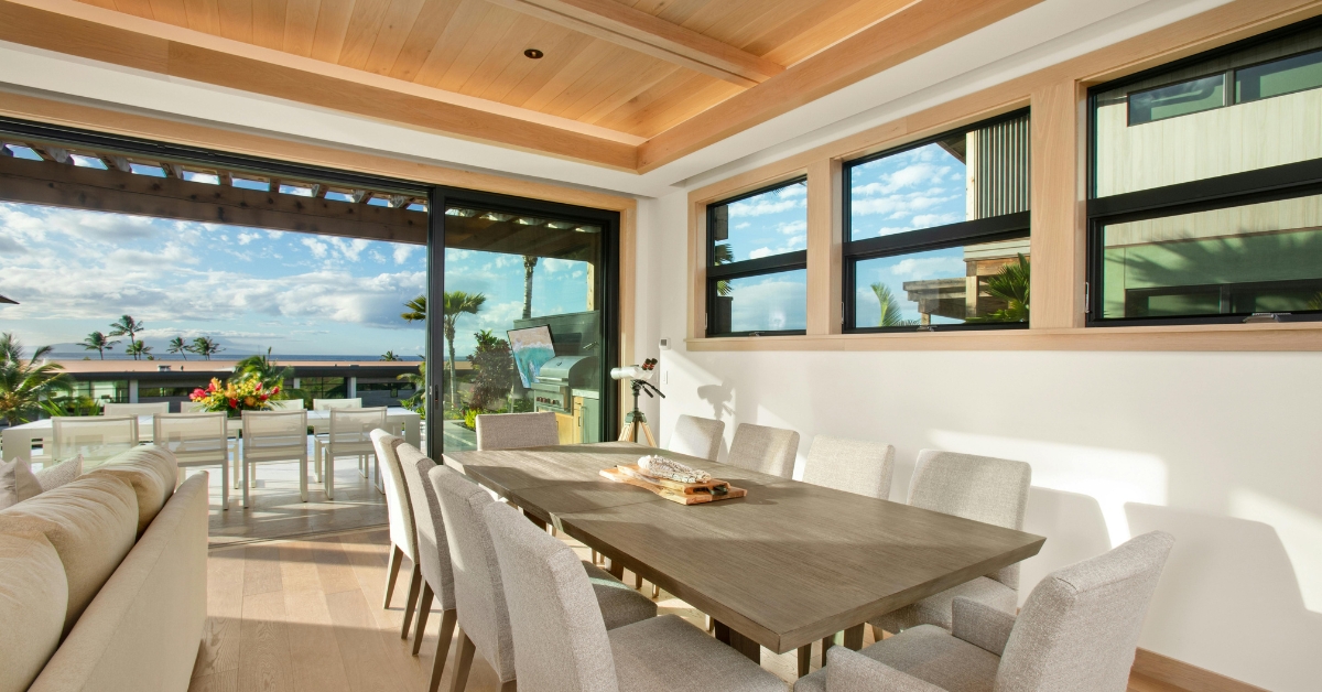 Varanda gourmet simples em apartamento: espaço acolhedor com móveis compactos, plantas e iluminação discreta, ideal para relaxar e pequenas reuniões.