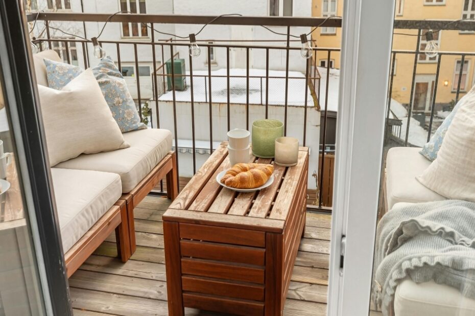 Varanda gourmet em apartamento: ambiente moderno com churrasqueira, móveis confortáveis e iluminação sofisticada, ideal para lazer e receber convidados.