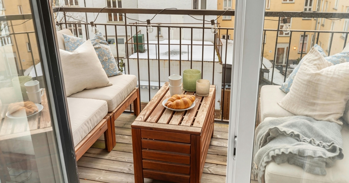 Varanda gourmet em apartamento: ambiente moderno com churrasqueira, móveis confortáveis e iluminação sofisticada, ideal para lazer e receber convidados.