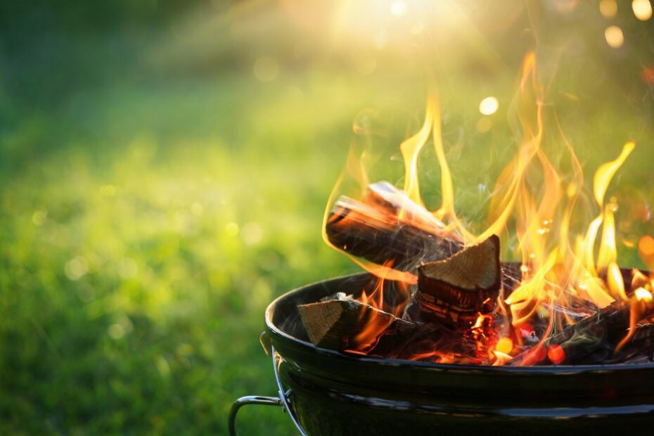 Transforme sua casa com uma área gourmet com churrasqueira e balcão, criando um ambiente perfeito para entretenimento e convivência.