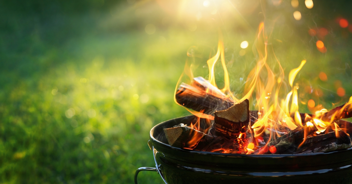 Transforme sua casa com uma área gourmet com churrasqueira e balcão, criando um ambiente perfeito para entretenimento e convivência.
