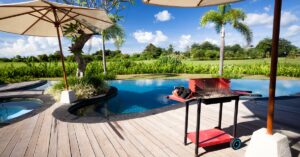 Como transformar uma área gourmet pequena com piscina e churrasqueira, aproveitando ao máximo cada metro quadrado para criar um espaço sofisticado e funcional.