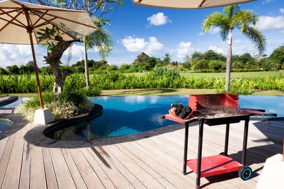 Como transformar uma área gourmet pequena com piscina e churrasqueira, aproveitando ao máximo cada metro quadrado para criar um espaço sofisticado e funcional.
