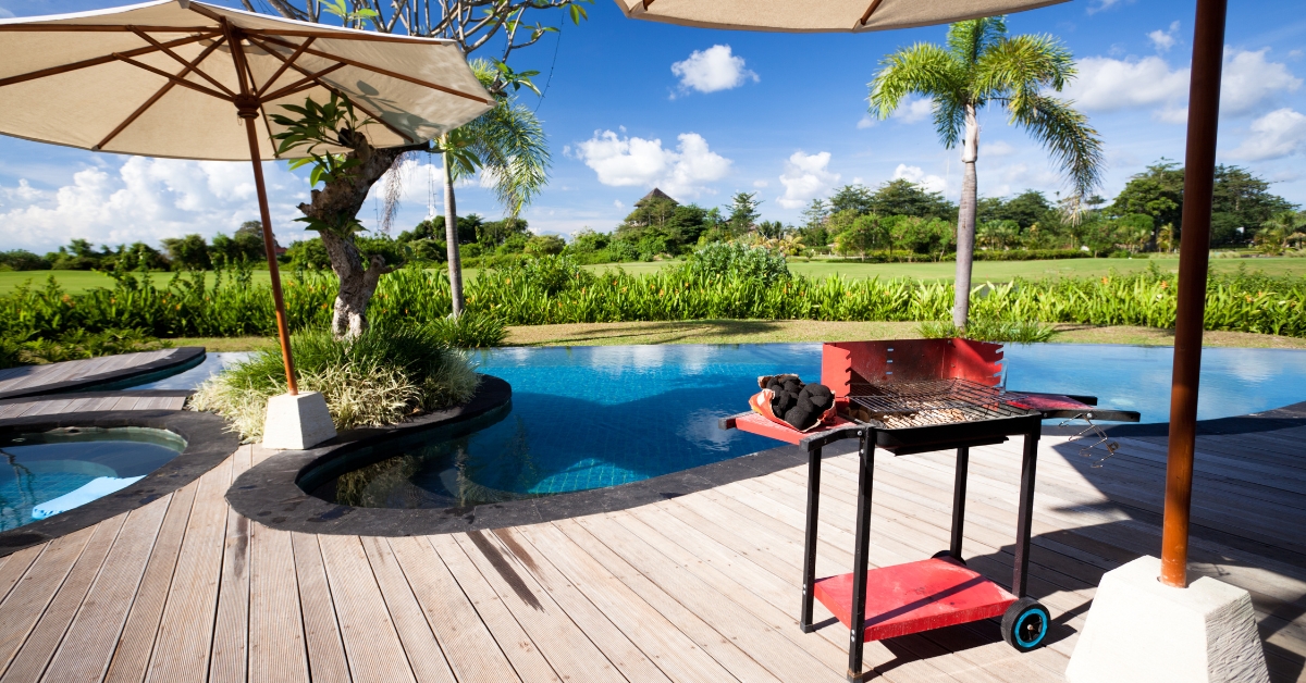 Como transformar uma área gourmet pequena com piscina e churrasqueira, aproveitando ao máximo cada metro quadrado para criar um espaço sofisticado e funcional.