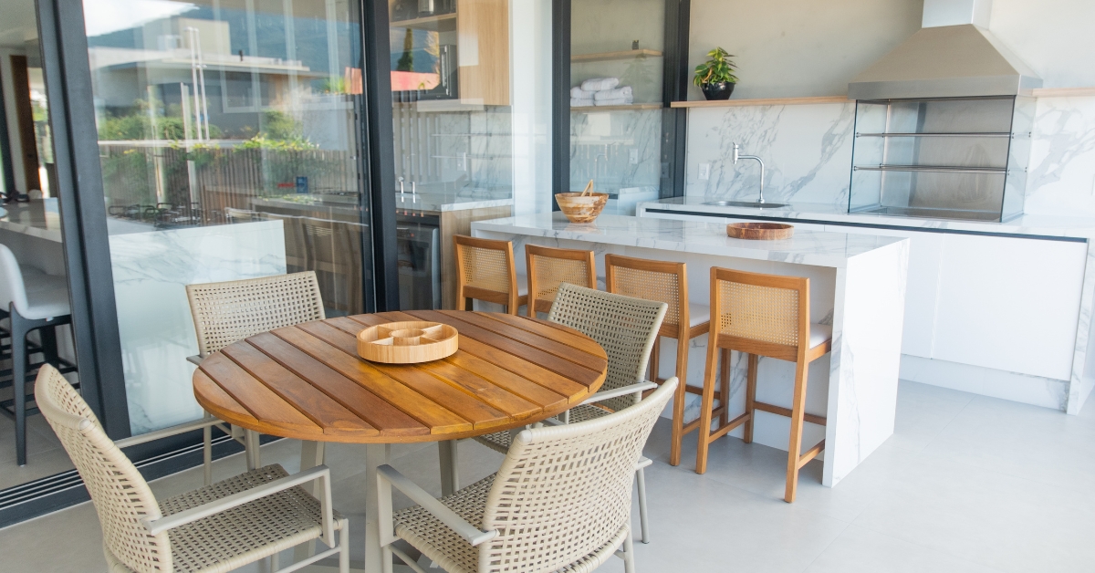 Transforme seu espaço com uma área gourmet pequena, funcional e prática. 5 passos para criar o ambiente perfeito para receber bem.