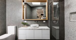 Armário para banheiro com espelho: funcionalidade e estilo para transformar seu espaço de forma prática e elegante.