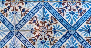 Azulejo português: a tradição que transforma ambientes modernos com elegância e sofisticação.
