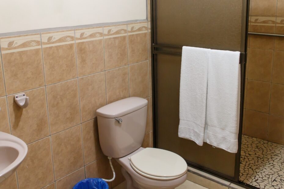 Dicas criativas e práticas para decorar um banheiro pequeno, aproveitando cada centímetro e criando um ambiente moderno e funcional.