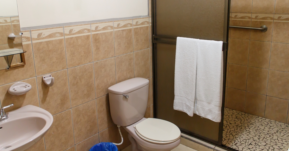 Dicas criativas e práticas para decorar um banheiro pequeno, aproveitando cada centímetro e criando um ambiente moderno e funcional.