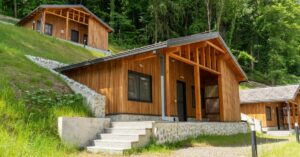 Casa de madeira: sustentabilidade, charme e modernidade em um único projeto que eleva a arquitetura e o estilo de vida.