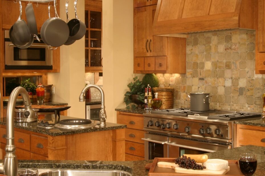 Descubra 5 tendências para transformar sua cozinha gourmet em 2025 com estilo, tecnologia e sofisticação, criando um espaço único e funcional.