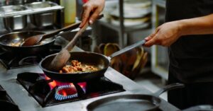 Descubra como transformar sua cozinha gourmet simples em um espaço sofisticado e funcional, digno de qualquer restaurante, com elegância e praticidade.