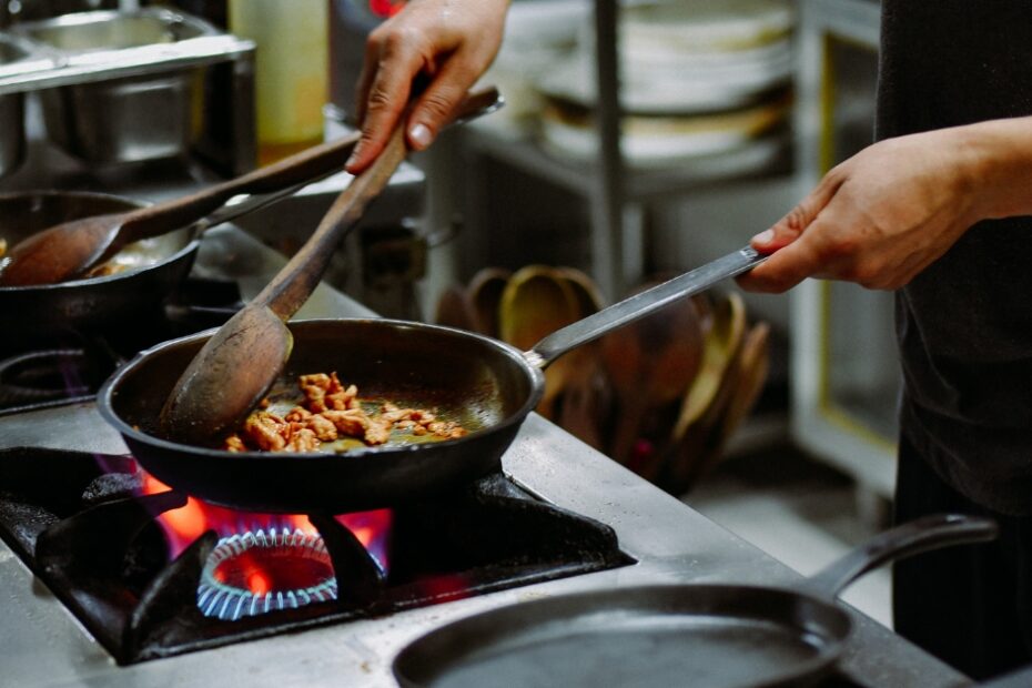 Descubra como transformar sua cozinha gourmet simples em um espaço sofisticado e funcional, digno de qualquer restaurante, com elegância e praticidade.