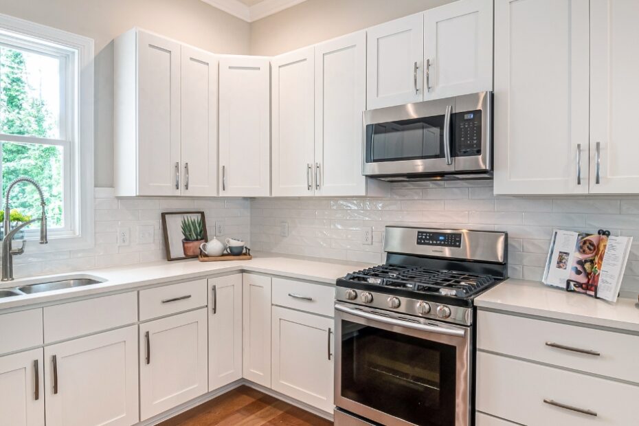 Cozinha planejada inteligente em apartamento pequeno, otimizando espaço, design moderno e soluções funcionais.