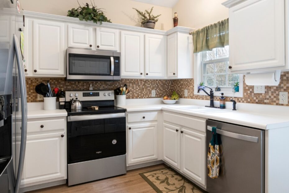 Layout eficiente de cozinhas em L com decoração elegante