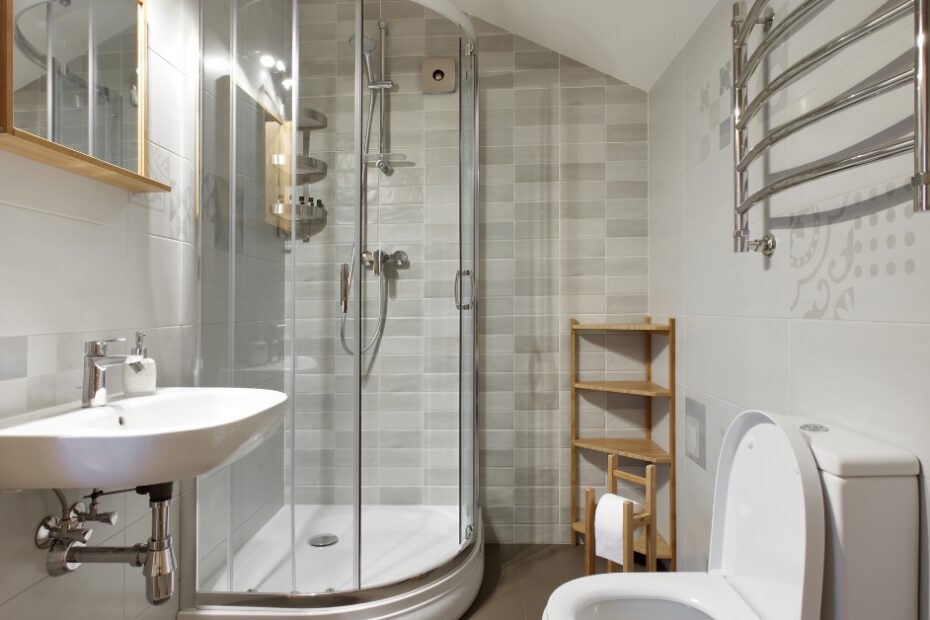 Decoração prática e estilosa para pequenos banheiros, com dicas de aproveitamento de espaço, cores e tendências para criar um ambiente funcional e moderno.