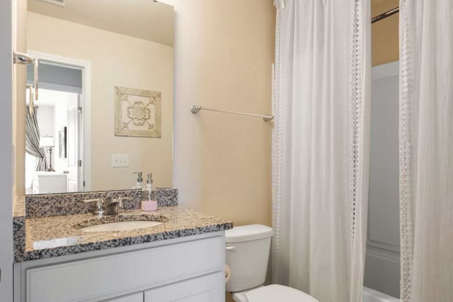 Descubra como transformar a decoração do seu banheiro com 5 mudanças simples e eficazes, criando um ambiente funcional e estiloso.