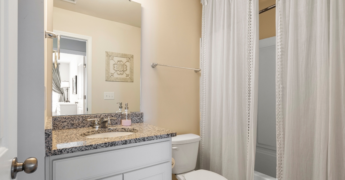 Descubra como transformar a decoração do seu banheiro com 5 mudanças simples e eficazes, criando um ambiente funcional e estiloso.