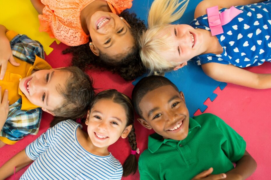 Decoração para o Dia das Crianças: 7 ideias criativas para criar um ambiente encantador com cores, temas lúdicos e móveis divertidos.