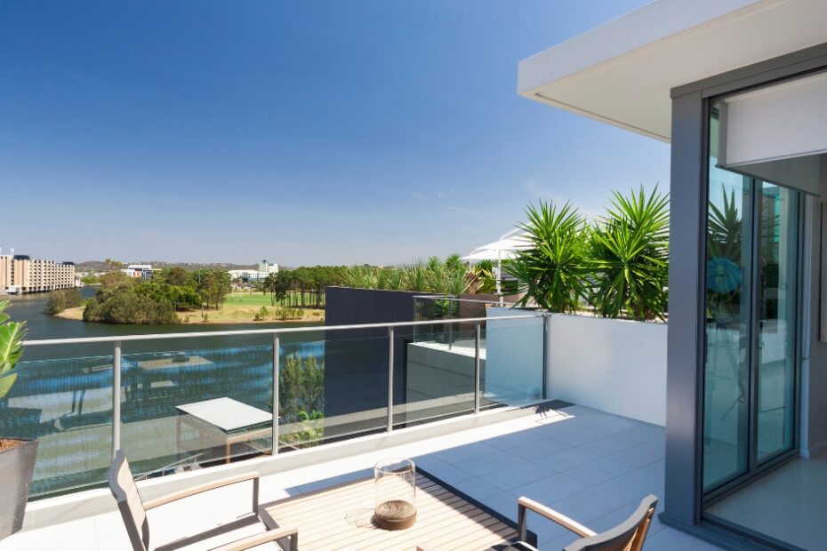 Descubra 7 dicas de decoração para transformar seu terraço pequeno em um espaço sofisticado e funcional, ideal para relaxar e receber amigos.