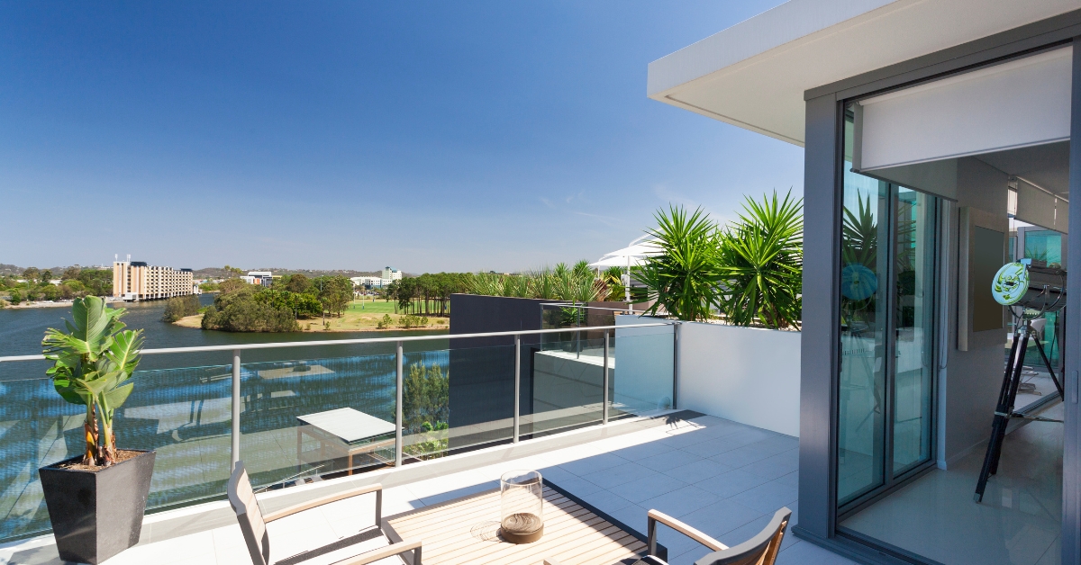 Descubra 7 dicas de decoração para transformar seu terraço pequeno em um espaço sofisticado e funcional, ideal para relaxar e receber amigos.