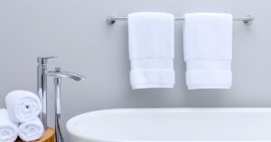 Enfeites para banheiros: descubra dicas de decoração que transformam seu banheiro em um espaço sofisticado e funcional, com opções modernas e criativas.