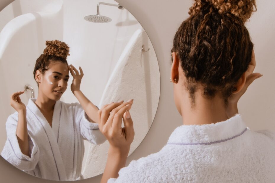 Espelho para banheiro: transformando seu espaço com estilo e funcionalidade, ideal para qualquer tipo de decoração.