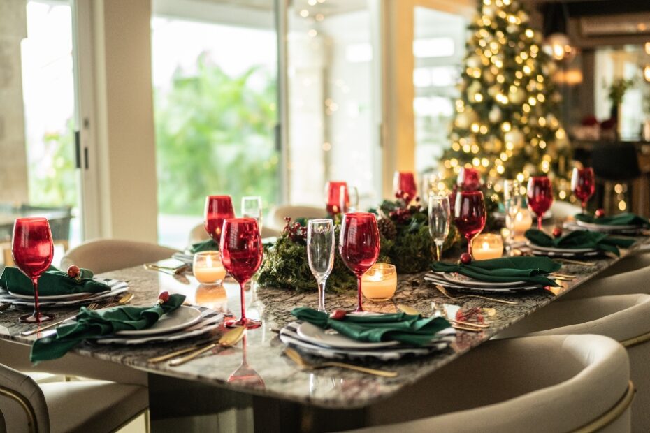 Ideias criativas e simples para decoração de mesa de Natal, transformando sua celebração em um ambiente elegante e acolhedor.