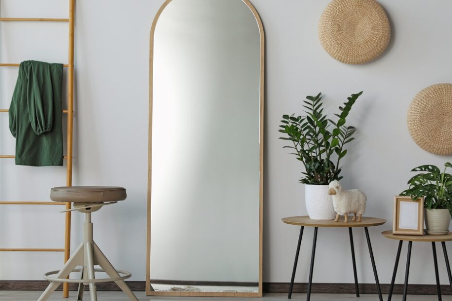 Espelho Orgânico com moldura branca quente, estilo moderno e iluminação suave, perfeito para decoração de diversos ambientes.