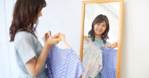 Espelho Orgânico Corpo Inteiro, grande e com moldura natural, ideal para ambientes sofisticados e sustentáveis, criando amplitude e elegância.