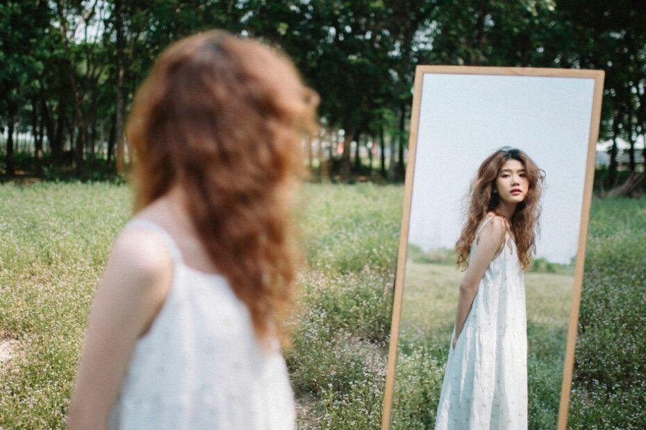 Espelho Orgânico Grande, moldura natural, ideal para decorar e ampliar espaços com sofisticação e estilo, perfeito para diversos ambientes da casa.