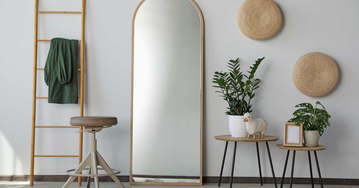 Espelho Orgânico com moldura branca quente, estilo moderno e iluminação suave, perfeito para decoração de diversos ambientes.