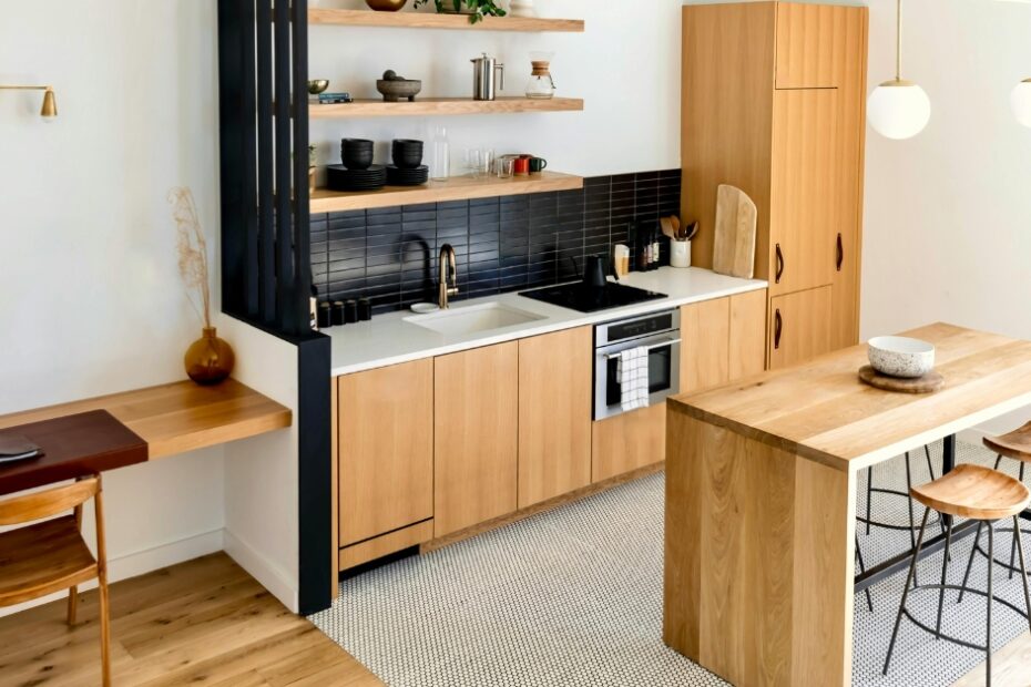 Móveis de madeira: tendência crescente na decoração moderna, unindo elegância, sustentabilidade e durabilidade para ambientes sofisticados.