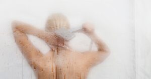 Tapete antiderrapante para box, ideal para evitar escorregões em ambientes úmidos como banheiro e piscina, garantindo segurança e conforto.